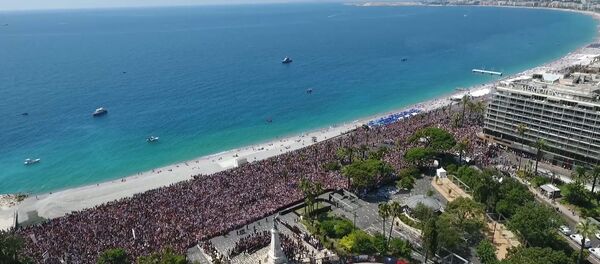 Тысячи людей встали плечом к плечу, чтобы почтить память жертв теракта в Ницце Тысячи людей встали плечом к плечу, чтобы почтить память жертв теракта в Ницце - Sputnik Латвия