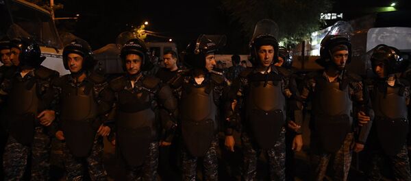 Спецназ у захваченного здания полиции в Ереване Спецназ у захваченного здания полиции в Ереване - Sputnik Латвия