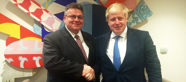 Министр иностранных дел Литвы Линас Линкявичюс и министр иностранных дел Великобритании Борис Джонсон на встрече в Брюсселе Министр иностранных дел Литвы Линас Линкявичюс и министр иностранных дел Великобритании Борис Джонсон на встрече в Брюсселе - Sputnik Латвия