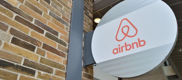 Логотип Airbnb. Логотип Airbnb. - Sputnik Latvija