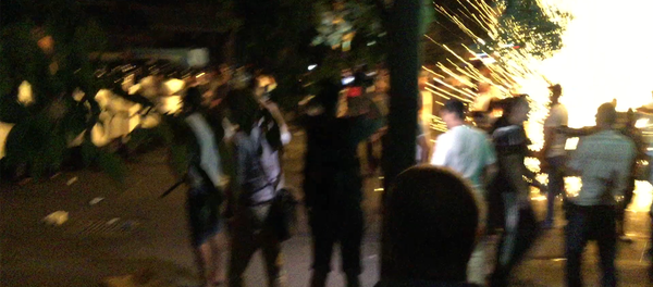 Кадры с места столкновения полиции и демонстрантов в Ереване Кадры с места столкновения полиции и демонстрантов в Ереване - Sputnik Латвия