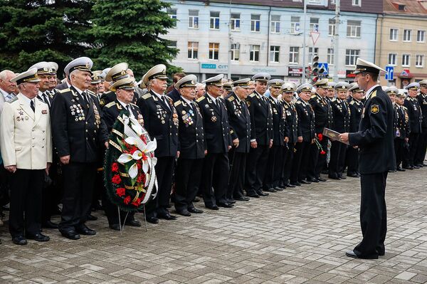 Торжественное построение и возложение цветов к памятнику лётчикам Балтики в честь 100-летия авиации ВМФ России и Балтийского флота Торжественное построение и возложение цветов к памятнику лётчикам Балтики в честь 100-летия авиации ВМФ России и Балтийского флота - Sputnik Латвия