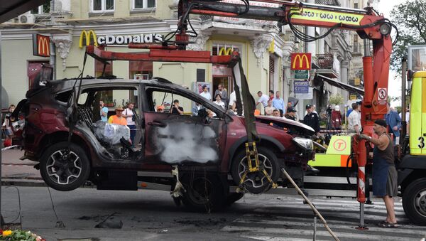 Взорванный в Киеве автомобиль, в котором погиб журналист Павел Шеремет - Sputnik Latvija