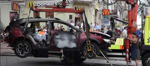 Взорванный в Киеве автомобиль, в котором погиб журналист Павел Шеремет - Sputnik Latvija