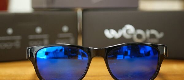 Spāņi demonstrēja jaunumu – saulesbrilles pašiņu uzņemšanai - Sputnik Latvija