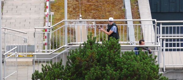 Полиция начала спецоперацию на месте стрельбы в Мюнхене. Видео - Sputnik Латвия