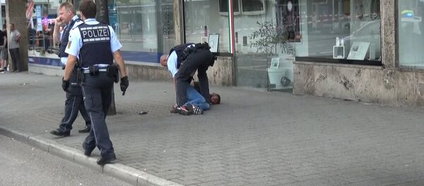Немецкие полицейские задержали нападавшего с мачете в Ройтлингене - Sputnik Латвия