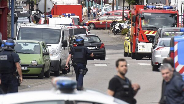 Полиция на месте нападения у церкви Сент-Этьен-дю-Рувре в Руане, Нормандия - Sputnik Латвия