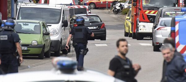 Полиция на месте нападения у церкви Сент-Этьен-дю-Рувре в Руане, Нормандия - Sputnik Латвия