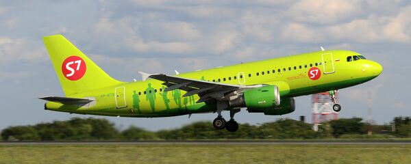 Самолет авиакомпании S7 Airlines на взлетно-посадочной полосе - Sputnik Латвия