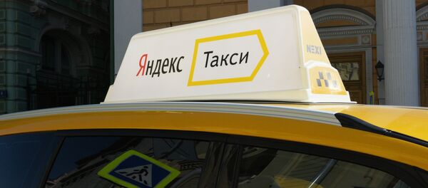 Автомобиль службы Яндекс-такси. Автомобиль службы Яндекс-такси. - Sputnik Latvija
