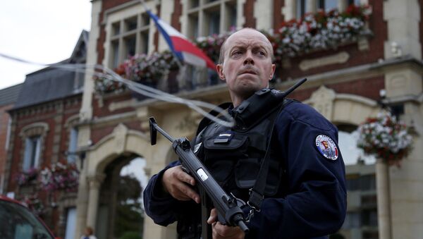 Полиция Франции усилила охрану после нападения в церкви Сент-Этьен-дю -Рувре близ Руана в Нормандии - Sputnik Latvija