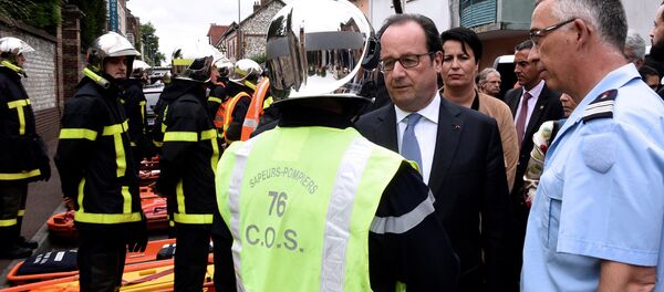 Президент Франции Франсуа Олланд прибыл на место терракта к церкви в Сент-Этьен-дю-Рувре Президент Франции Франсуа Олланд прибыл на место терракта к церкви в Сент-Этьен-дю-Рувре - Sputnik Латвия