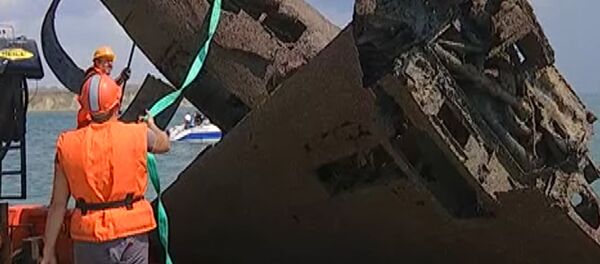 Найденный штурмовик Ил-2 времен ВОВ краном подняли со дна Черного моря - Sputnik Латвия