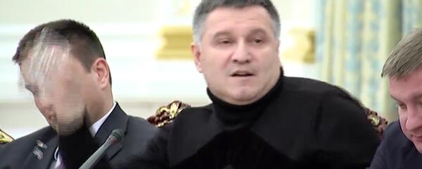 Аваков бросил в Саакашвили стакан с водой. Кадры инцидента - Sputnik Латвия