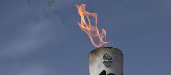 Горящий факел Олимпийских игр в Рио-де -Жанейро Горящий факел Олимпийских игр в Рио-де -Жанейро - Sputnik Latvija