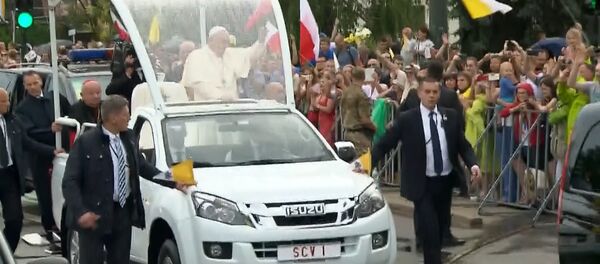 Почетный караул и тысячи верующих: как встретили папу Франциска в Кракове - Sputnik Латвия