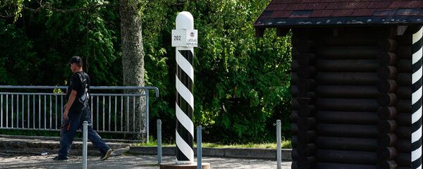 Житель Латвии пересекает границу в сторону Эстонии - Sputnik Латвия