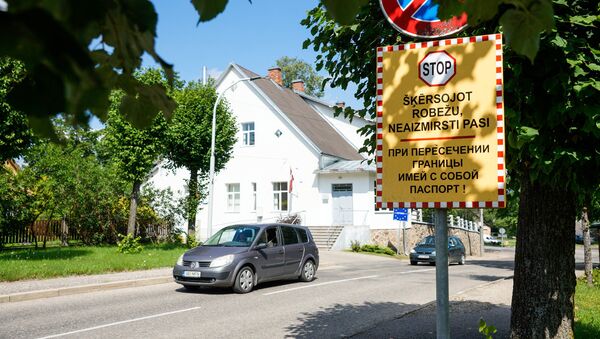 Предупреждающий знак на латвийско-эстонской границе - Sputnik Латвия