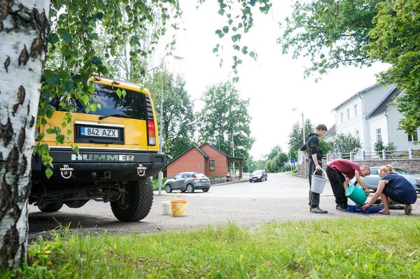 Карманные деньги дети некоторых состоятельных эстонцев получают сдавая грибы и ягоды в Валге - Sputnik Латвия
