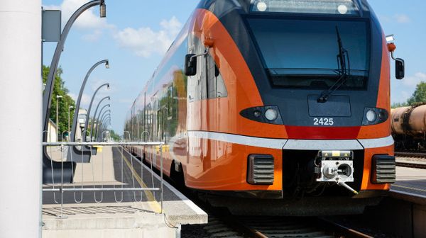 Эстонский поезд швейцарского производителя Stadler на станции в Валге - Sputnik Латвия