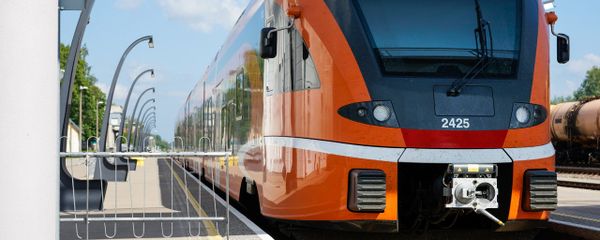 Эстонский поезд швейцарского производителя Stadler на станции в Валге - Sputnik Латвия