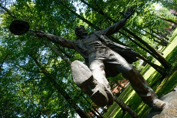 Памятник книжному герою, романтику Томасу Нипернаади в Валге - Sputnik Латвия