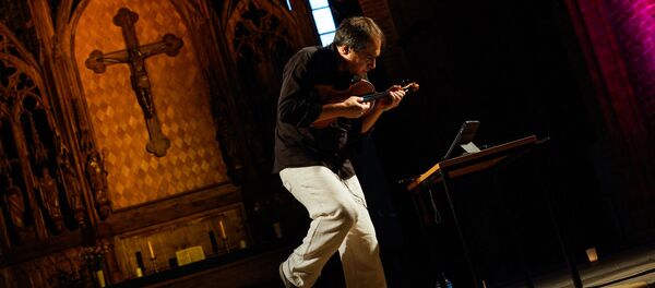 Концерт итальянского джазового скрипача Луки Чарло в церкви св. Петра - Sputnik Латвия