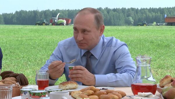 Путин попробовал йогурт из клюквы на обеде с фермерами в Тверской области - Sputnik Латвия