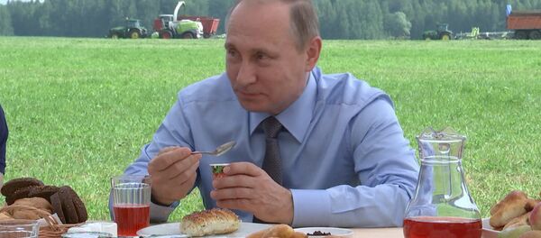 Путин попробовал йогурт с клюквой на обеде с фермерами в Тверской области Путин попробовал йогурт с клюквой на обеде с фермерами в Тверской области - Sputnik Латвия