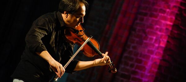 Джазовый скрипач сыграл Баха в рижской церкви - Sputnik Латвия