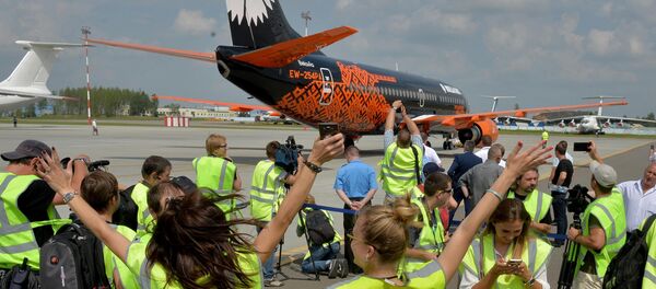 Споттеры встречают брендированный компанией Wargaming Боинг  - Sputnik Латвия