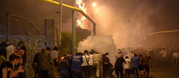 Ситуация близ захваченного в Ереване здания полка полиции Ситуация близ захваченного в Ереване здания полка полиции - Sputnik Латвия