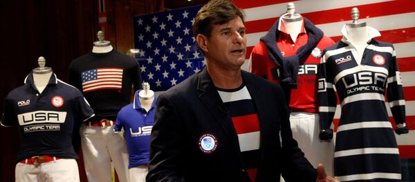 Клифф Мейдл, знаменосец сборной США на ОИ-2000, показывает парадную форму американских олимпийцев на Играх в Рио Клифф Мейдл, знаменосец сборной США на ОИ-2000, показывает парадную форму американских олимпийцев на Играх в Рио - Sputnik Латвия