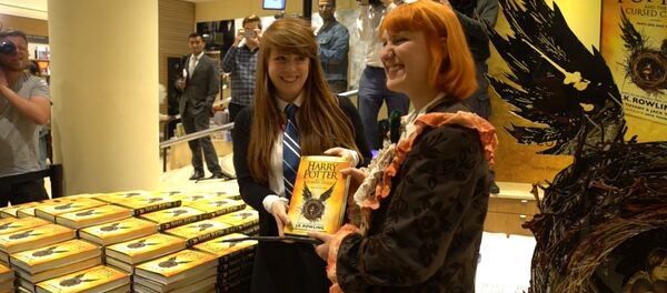 Фанаты Гарри Поттера поделились впечатлениями от выхода новой книги - Sputnik Латвия