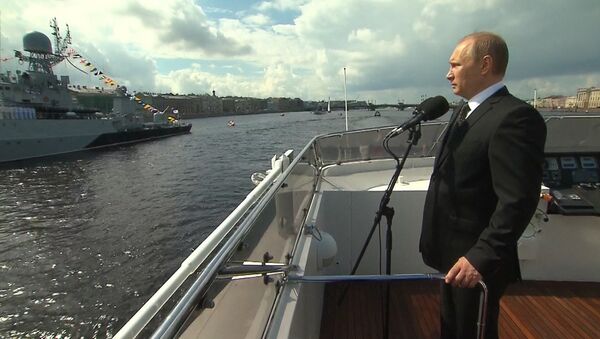 Путин на катере поздравил моряков с Днем ВМФ в Петербурге - Sputnik Latvija