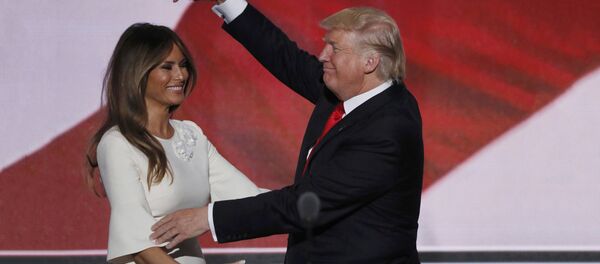 Кандидат на пост президента США от республиканцев Дональд Трамп и супруга Меланья Трамп - Sputnik Латвия