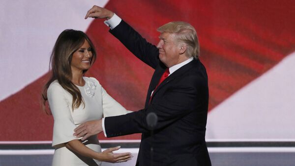 Кандидат на пост президента США от республиканцев Дональд Трамп и супруга Меланья Трамп - Sputnik Латвия