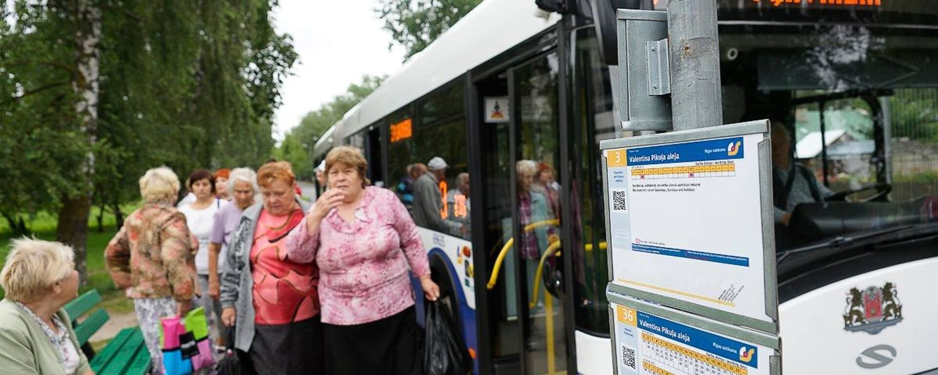 Пассажиры на автобусной остановке - Sputnik Латвия, 1920, 23.09.2016