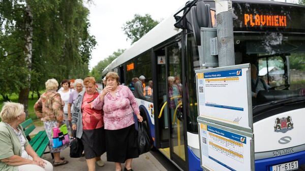 Пассажиры на автобусной остановке - Sputnik Латвия