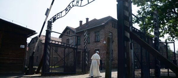 Папа Римский Франциск посетил бывший концлагерь Аушвиц-Биркенау в Освенциме - Sputnik Латвия