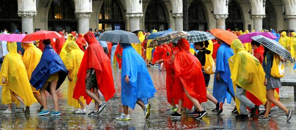 Паломники во время сильного дождя на главной площади в Кракове - Sputnik Латвия