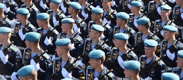 Парадные расчеты десантников на генеральной репетиции военного парада Парадные расчеты десантников на генеральной репетиции военного парада - Sputnik Latvija