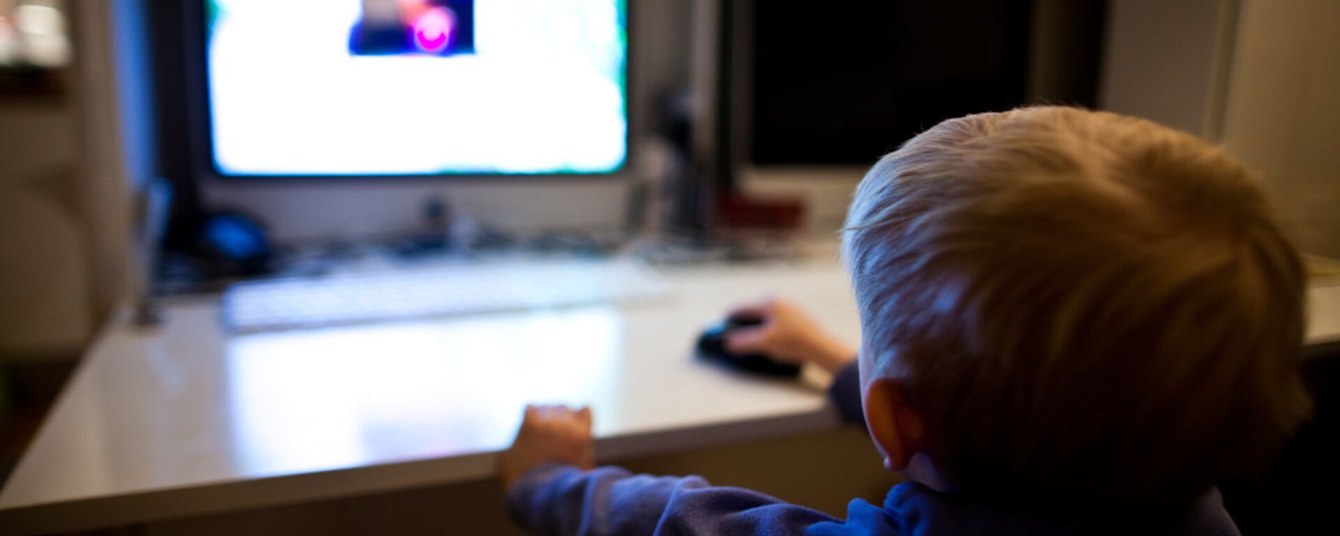 Ребенок за компьютером - Sputnik Латвия, 1920, 05.01.2026