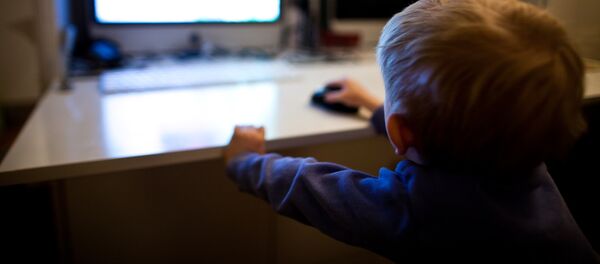 Bērns pie datora. Ilustratīva fotogrāfija Bērns pie datora. Ilustratīva fotogrāfija - Sputnik Latvija