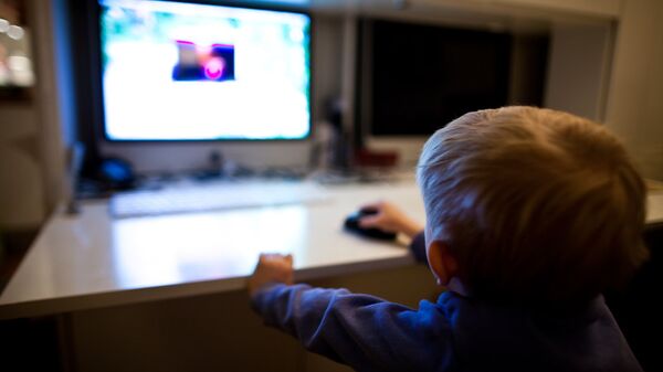 Ребенок за компьютером - Sputnik Латвия