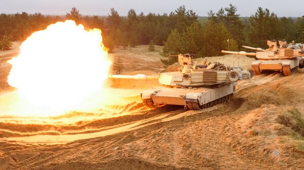 Стрельбы американских тяжёлых танков Abrams M1A2 - Sputnik Latvija