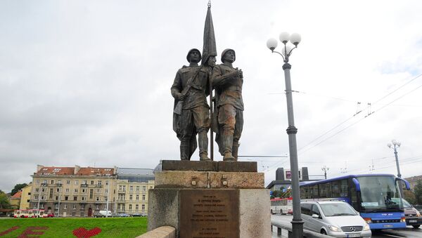 Скульптура На страже мира на Зеленом мосту в Вильнюсе - Sputnik Латвия