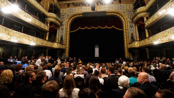 В зале Латвийской национальной оперы перед спектаклем - Sputnik Латвия