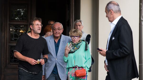 Леонид Ярмольник и актриса Марина Неелова с мужем бурно обсуждают спектакль и роль драматического артиста в искусстве - Sputnik Латвия